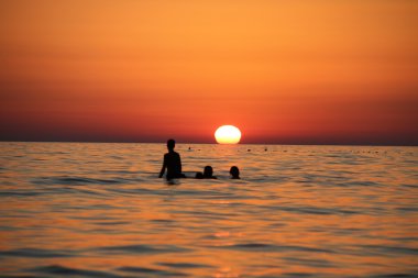 gün batımı ve deniz ile güzel manzara