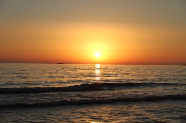 gün batımı ve deniz ile güzel manzara