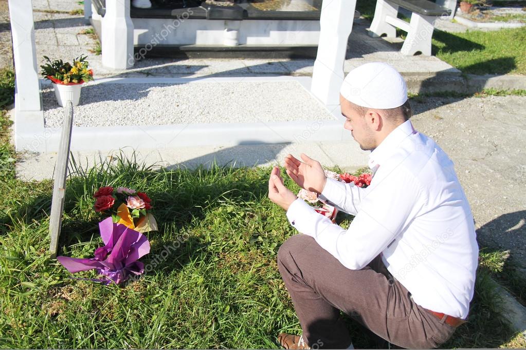 Islamic praying on dead person