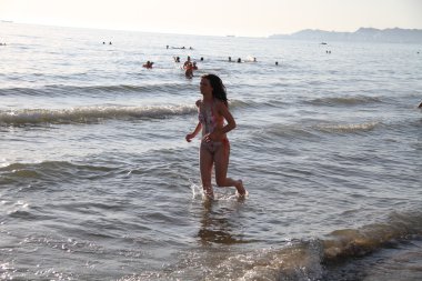 Deniz kıyısı çalışan genç çekici kadın