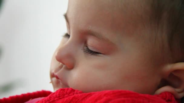 Schattige babymeisje slapen — Stockvideo