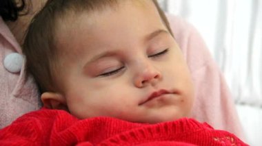 Uyuyan sevimli bebek kız