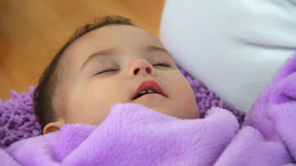 Schattige babymeisje slapen — Stockvideo