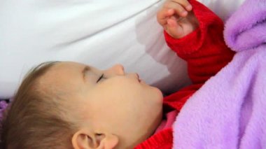 Uyuyan sevimli bebek kız