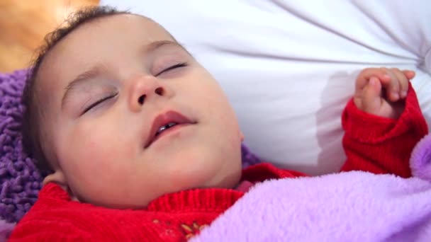 Uyuyan sevimli bebek kız — Stok video