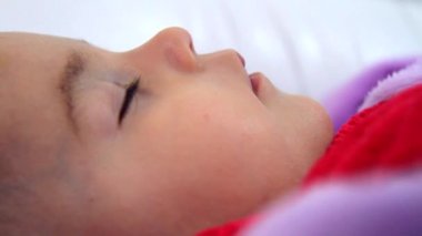 Uyuyan sevimli bebek kız