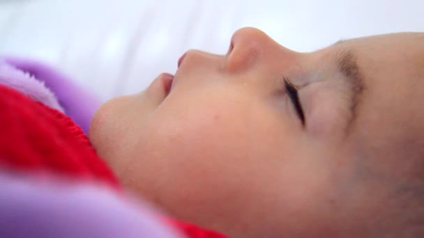 Söt baby flicka sover — Stockvideo