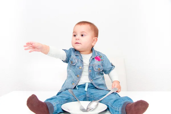 Llittle jovem menina bebê quer comer — Fotografia de Stock