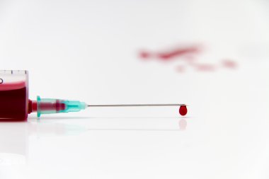 Şırınga kırmızı kan testi araştırma HIV AIDS kavram fikir için