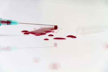 Şırınga kırmızı kan testi araştırma HIV AIDS kavram fikir için