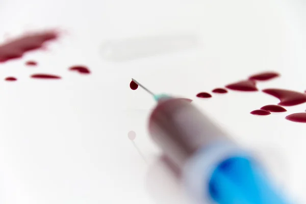 Шприц теста на красную кровь для исследования Концепция ВИЧ-инфекции — стоковое фото