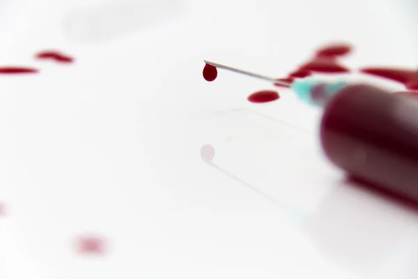 Siringa di Red Blood Test per la ricerca HIV AIDS Concept Idea — Foto Stock