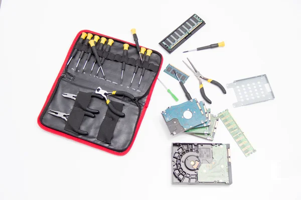 Инструменты для ремонта ноутбуков и техническая поддержка — стоковое фото
