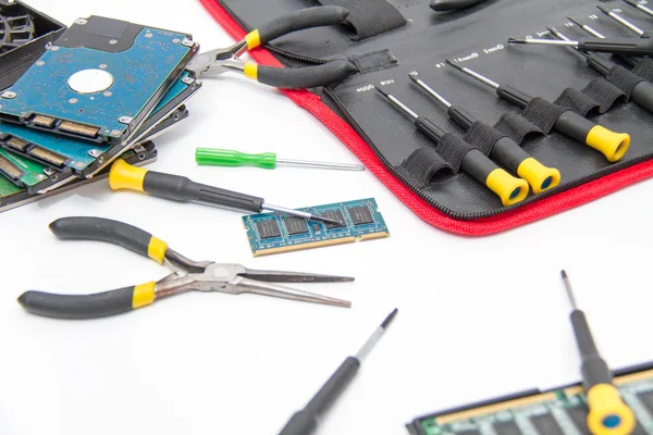 Laptop reparationsverktyg och teknisk support — Stockfoto