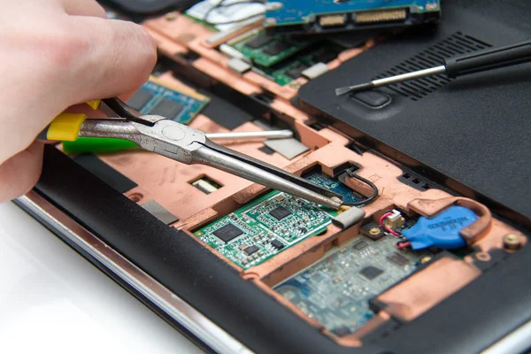 Professionelle Laptop-Reparatur — Stockfoto