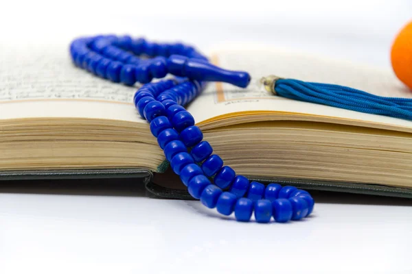 Rosary and Qoran — Stock Photo, Image