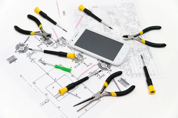 Technischer Bediener und Reparatur-Smartphone — Stockfoto