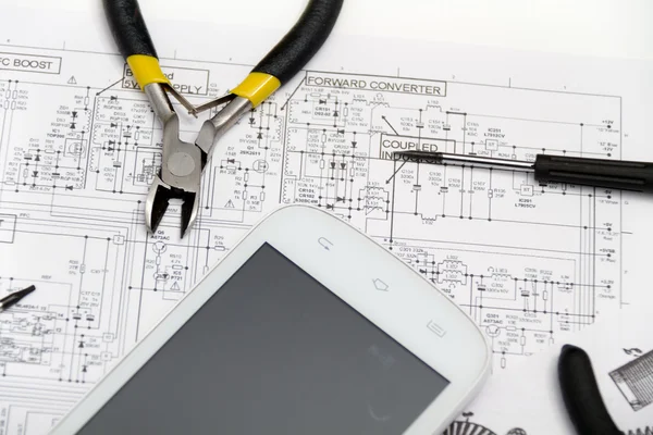 Technischer Bediener und Reparatur-Smartphone — Stockfoto