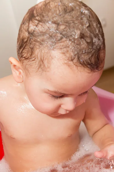 Mignonne petite fille se baigne dans une douche — Photo