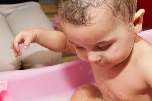 Niedliches kleines Mädchen badet in einer Dusche — Stockfoto