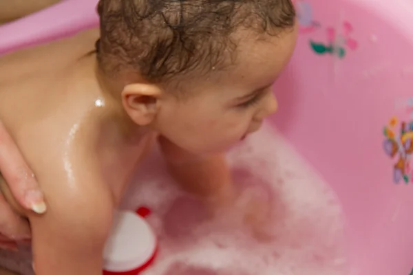 Niedliches kleines Mädchen badet in einer Dusche — Stockfoto