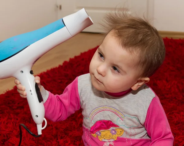 Hübsch lockiges Kleinkind trocknet ihr Haar — Stockfoto