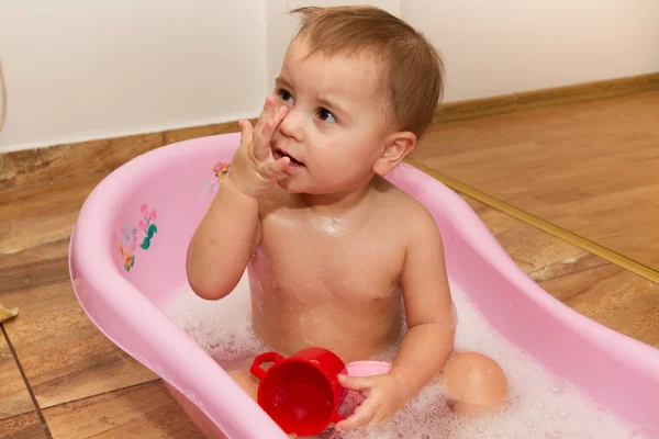 Mignonne petite fille se baigne dans une douche — Photo