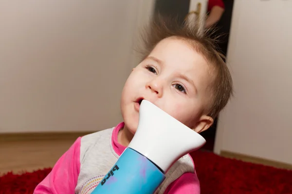 Hübsch lockiges Kleinkind trocknet ihr Haar — Stockfoto