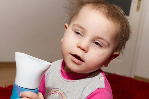 Hübsch lockiges Kleinkind trocknet ihr Haar — Stockfoto