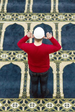 Müslüman delikanlı İslam namaz gösterilen