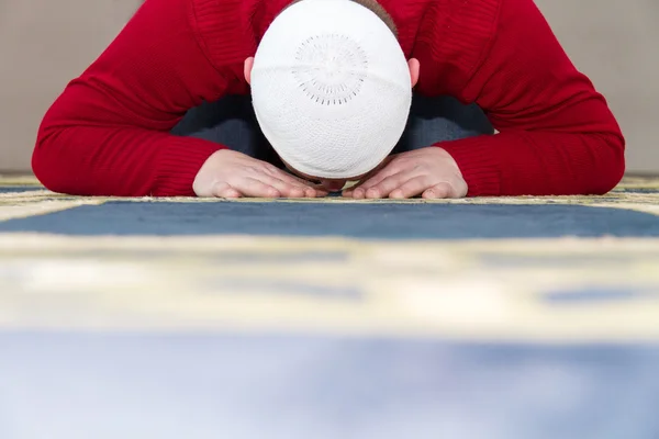 Hombre joven musulmán mostrando la oración islámica — Foto de Stock