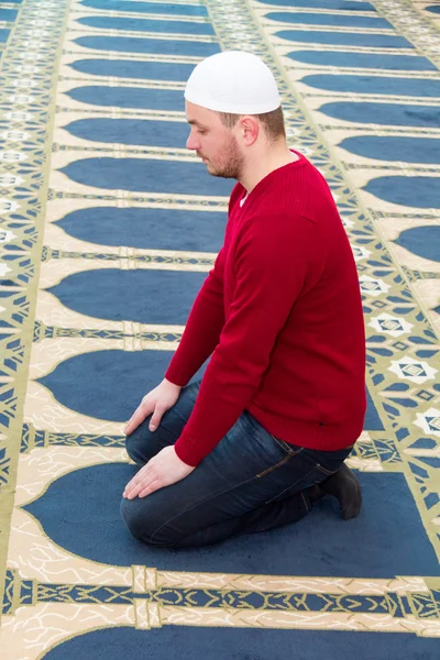 Jeune homme musulman montrant la prière islamique — Photo
