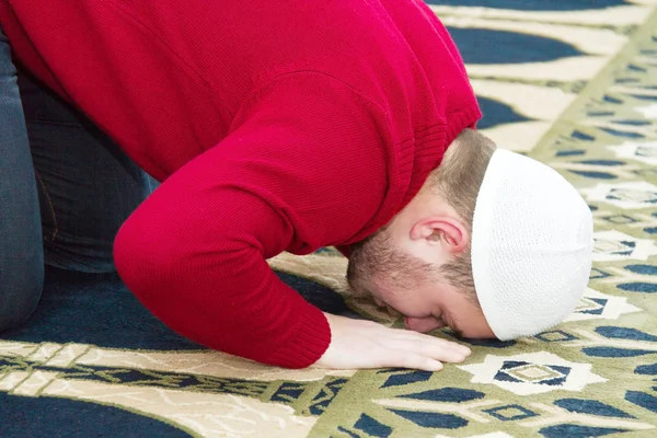 Giovane uomo musulmano che mostra preghiera islamica — Foto Stock