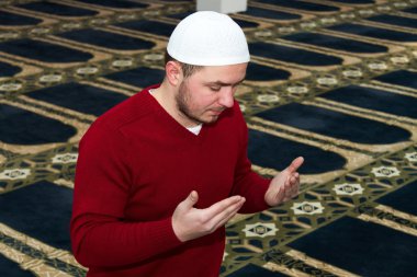 Müslüman delikanlı İslam namaz gösterilen