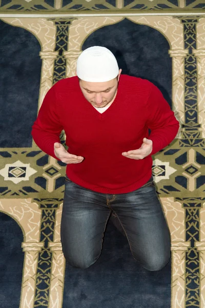 Jovem muçulmano mostrando oração islâmica — Fotografia de Stock