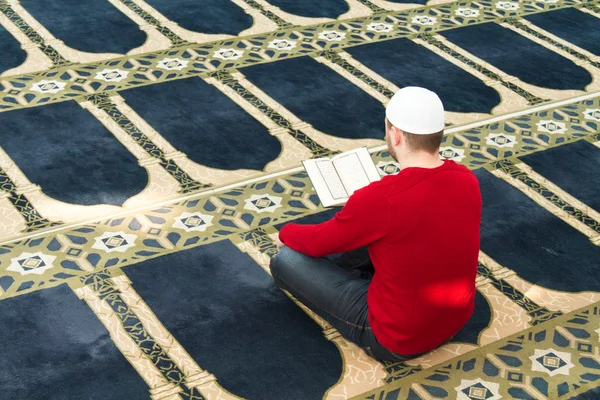 Müslüman delikanlı İslam namaz gösterilen — Stok fotoğraf