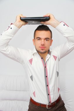 Genç iş adam evde Laptop kullanma