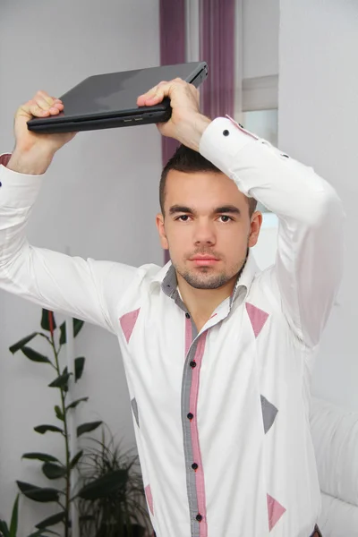 Joven hombre de negocios usando el ordenador portátil en casa — Foto de Stock