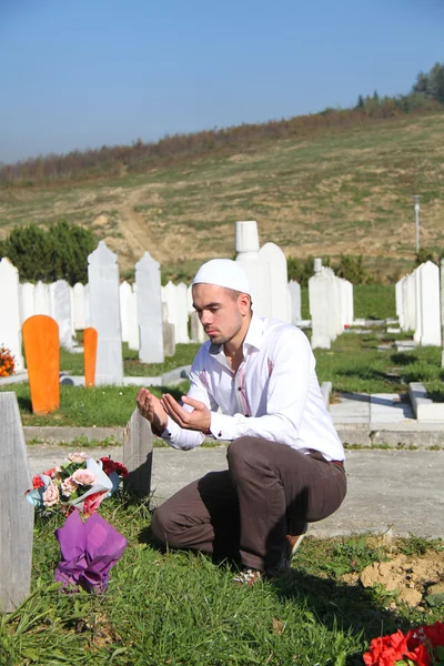 Νεαρός μουσουλμάνος άνδρας κοντά του πατέρας τάφο — Φωτογραφία Αρχείου
