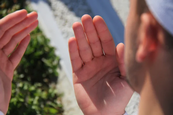 Jovem homem muçulmano perto da sepultura de seu pai — Fotografia de Stock