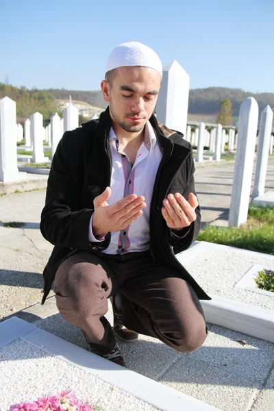 Moslim jongeman in de buurt van zijn vader graf — Stockfoto