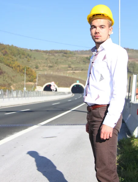 Jonge ingenieur in de buurt van de tunnel — Stockfoto