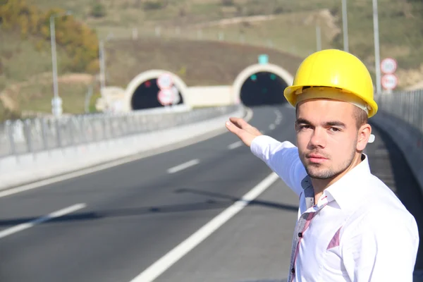 Ung ingenjör nära tunnel — Stockfoto
