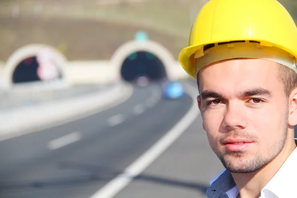 Jeune ingénieur près du tunnel — Photo