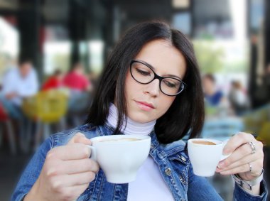 genç kadın bir kafe havada kahve içme