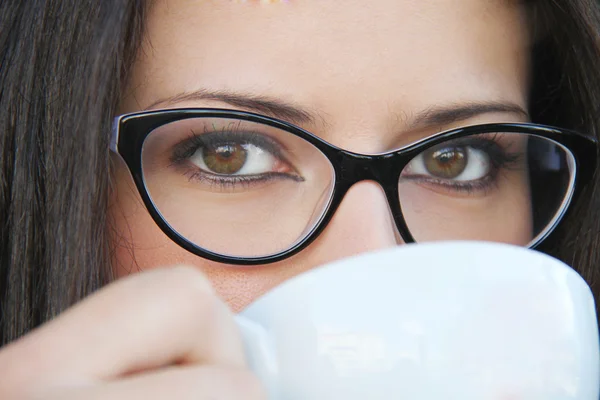 若い女性のカフェの屋外でコーヒーを飲む — ストック写真