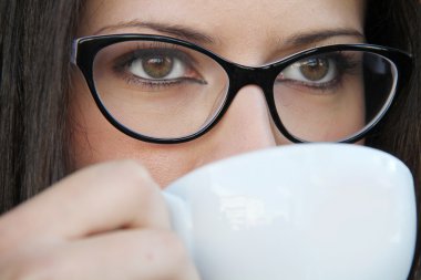 genç kadın bir kafe havada kahve içme