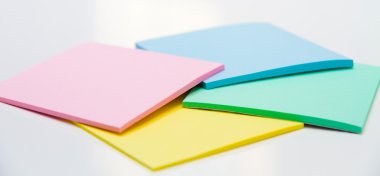 Renkli etiket kümesi