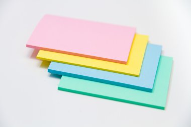 Renkli etiket kümesi