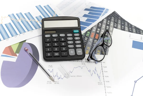 Empresário analisando gráficos de investimento com calculadora e lapt — Fotografia de Stock